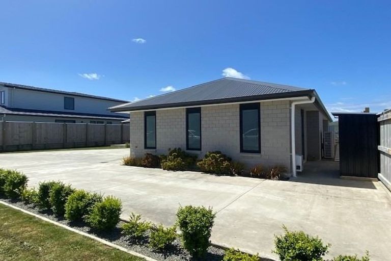 Photo of property in 5 Rotorua Grove, Aotea, Porirua, 5024