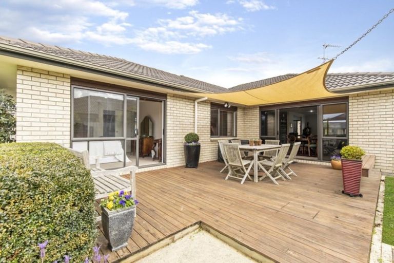 Photo of property in 15 Wroxton Place, Waiuku, 2123