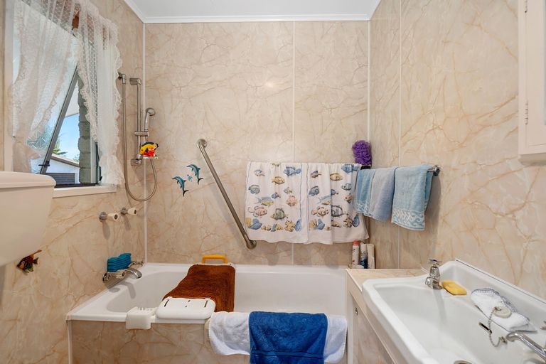 Photo of property in 2/124 Koutu Road, Kawaha Point, Rotorua, 3010