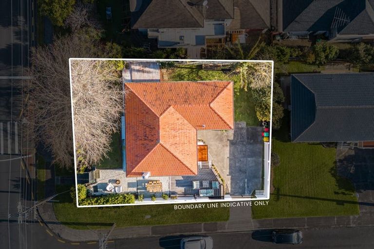 Photo of property in 1/150 East Coast Road, Forrest Hill, Auckland, 0620