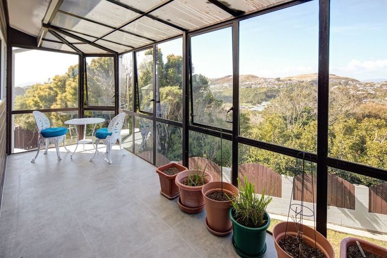 Photo of property in 6 Tree Top Lane, Paparangi, Wellington, 6037