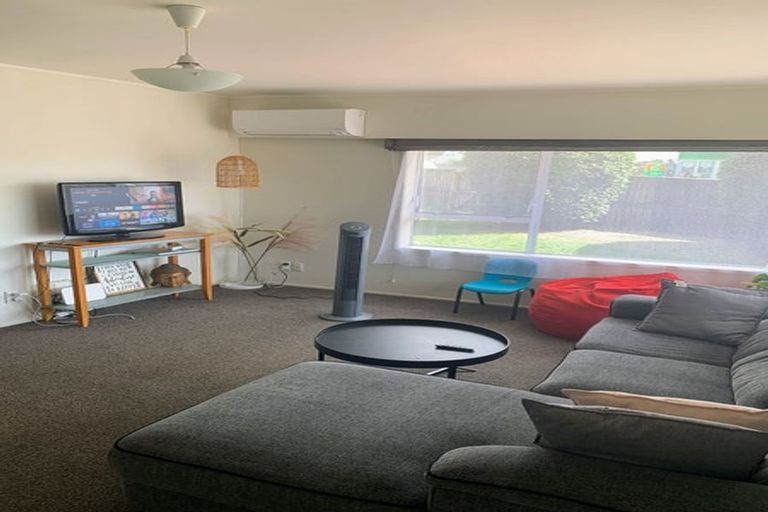 Photo of property in 1/21 Target Road, Totara Vale, Auckland, 0629