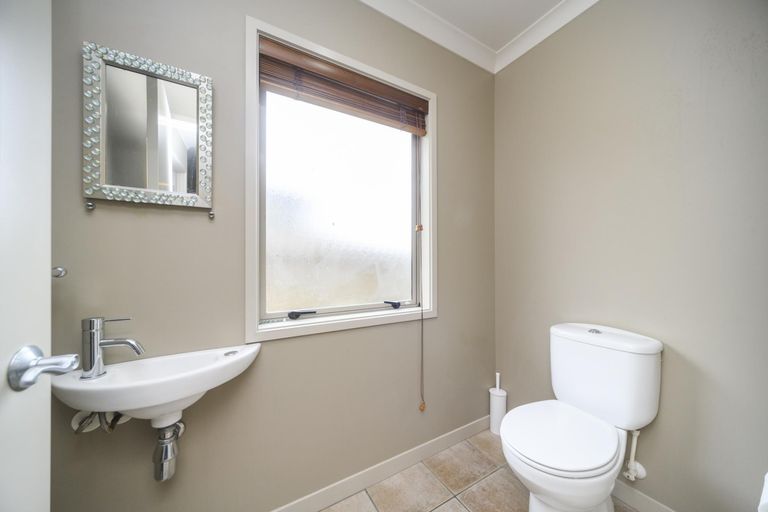 Photo of property in 21 Johnstone Drive, Fitzherbert, Palmerston North, 4410