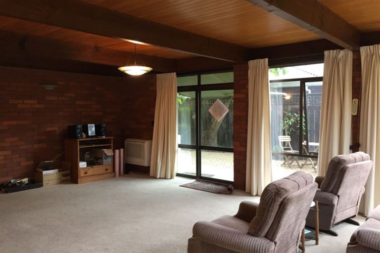 Photo of property in 1/5 Kingham Place, Avonhead, Christchurch, 8042