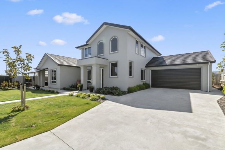 Photo of property in 124 Johnstone Drive, Fitzherbert, Palmerston North, 4410