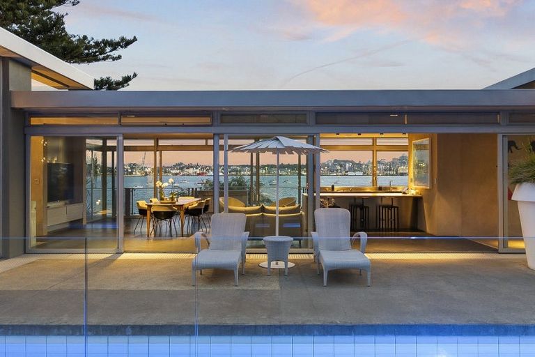 Photo of property in 9 Stanley Point Road, Stanley Point, Auckland, 0624