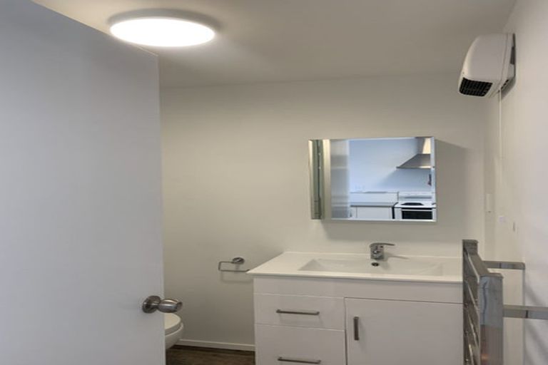 Photo of property in 21 Quigley Street, Newlands, Wellington, 6037