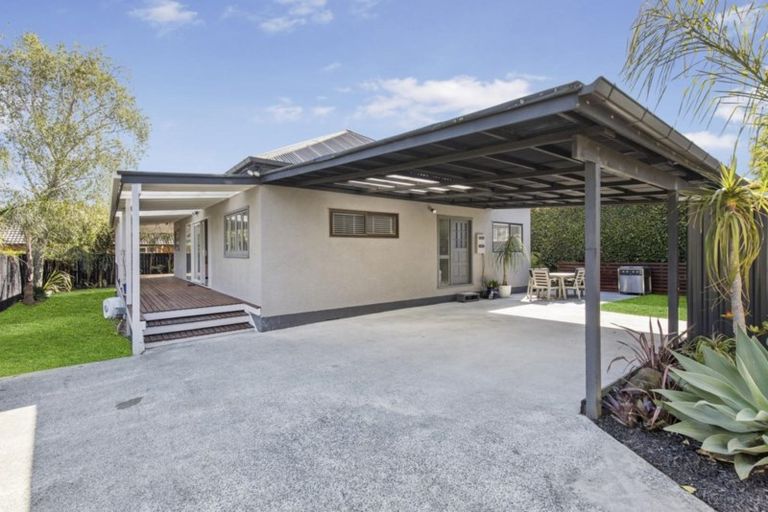 Photo of property in 12 Totara Road, Te Atatu Peninsula, Auckland, 0610