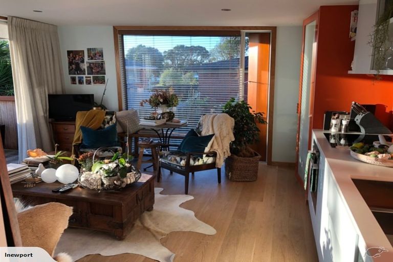 Photo of property in 2a Kiwi Esplanade, Mangere Bridge, Auckland, 2022