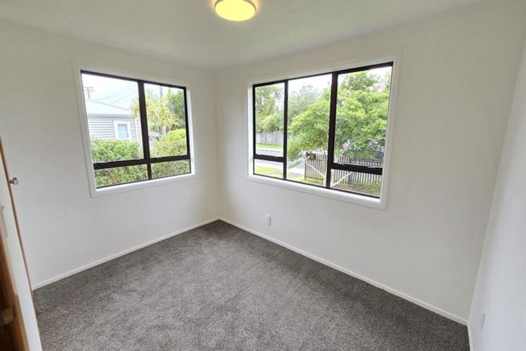Photo of property in 16 Enderby Drive, Te Atatu Peninsula, Auckland, 0610