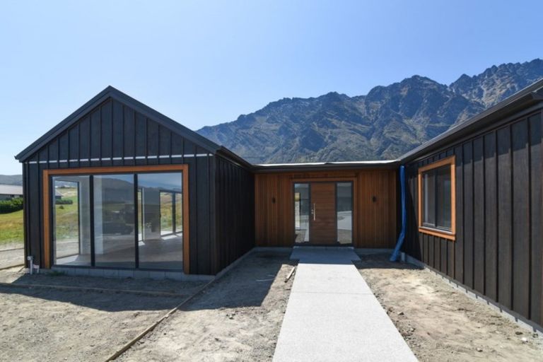 Photo of property in 16 Kinross Lane, Jacks Point, Queenstown, 9371