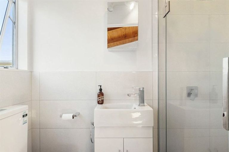 Photo of property in 2/30 Bond Crescent, Forrest Hill, Auckland, 0620