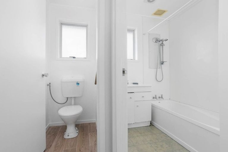 Photo of property in 2/89 Bruce Mclaren Road, Henderson, Auckland, 0612