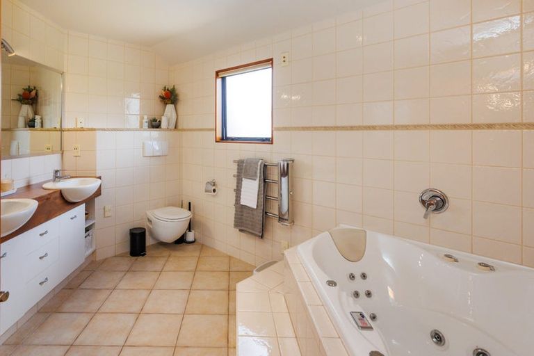 Photo of property in 33 Ruapehu Drive, Fitzherbert, Palmerston North, 4410