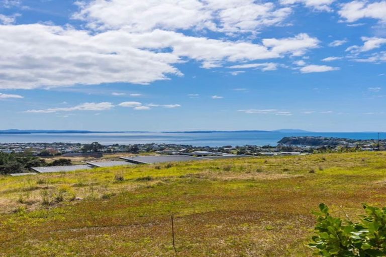 Photo of property in 1 Woodridge Drive, Stanmore Bay, Whangaparaoa, 0932