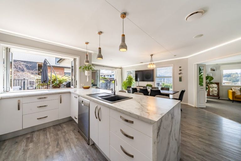 Photo of property in 32 King Charles Drive, Kingsley Heights, Upper Hutt, 5018