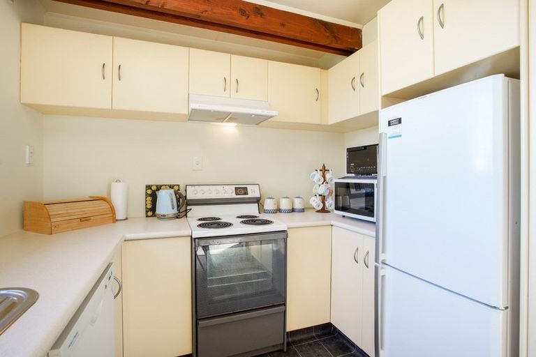 Photo of property in 2 Hollows Crescent, Takaro, Palmerston North, 4412