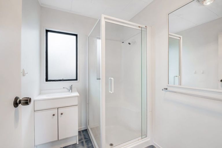 Photo of property in 1/25 Jumento Place, Unsworth Heights, Auckland, 0632