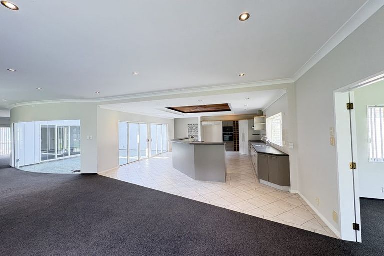 Photo of property in 154 Boord Crescent, Kumeu, 0891