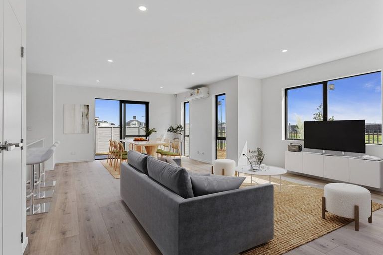 Photo of property in 24 Port Way, Rosehill, Papakura, 2113