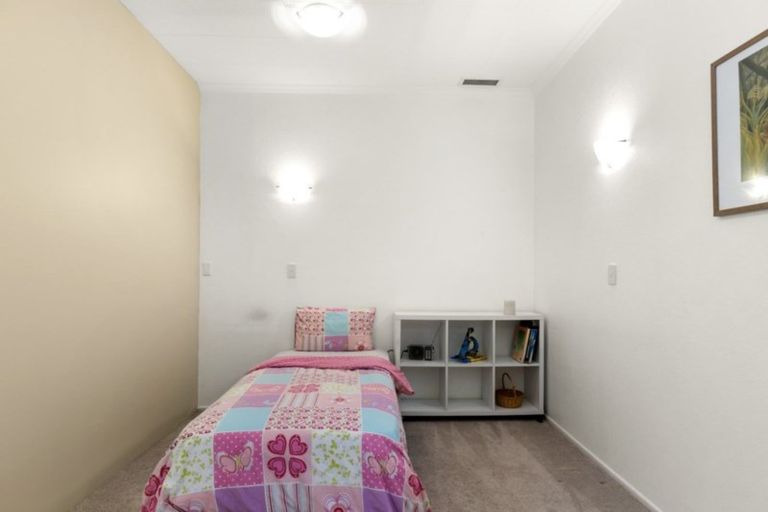 Photo of property in 100 Creswick Terrace, Northland, Wellington, 6012