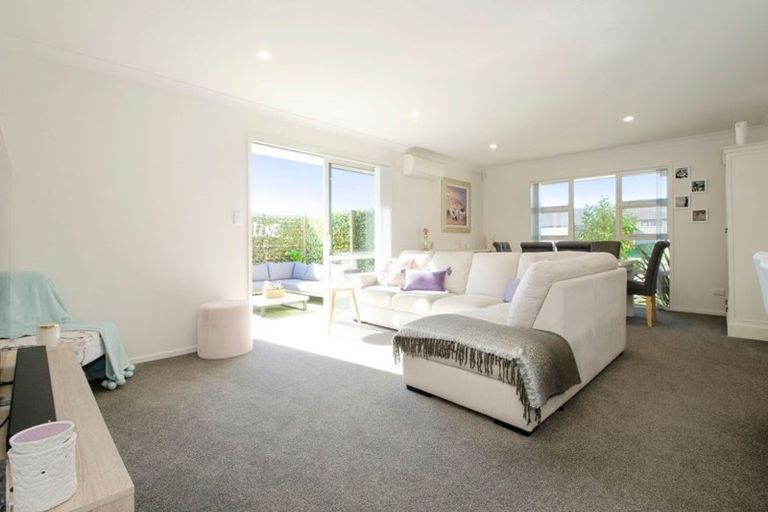 Photo of property in 5 Dumas Place, Rosehill, Papakura, 2113