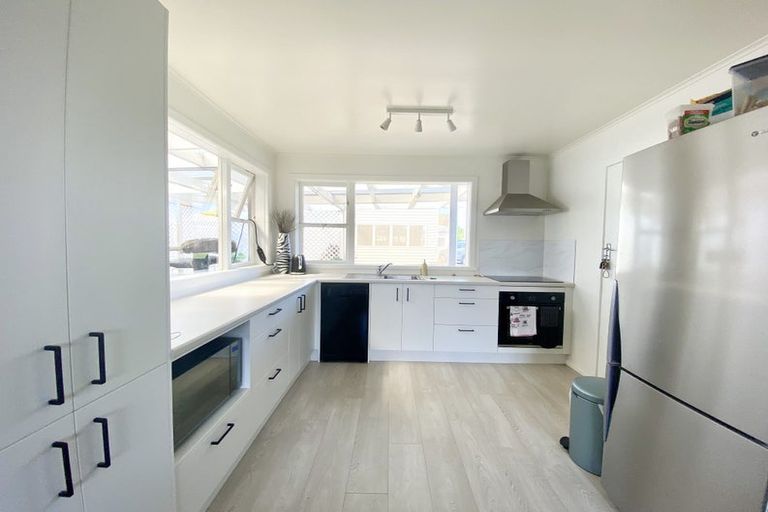 Photo of property in 27 Seaforth Avenue, Mangere Bridge, Auckland, 2022