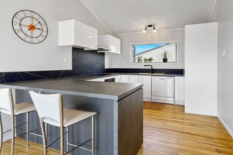 Photo of property in 2/87 Sunset Road, Totara Vale, Auckland, 0632