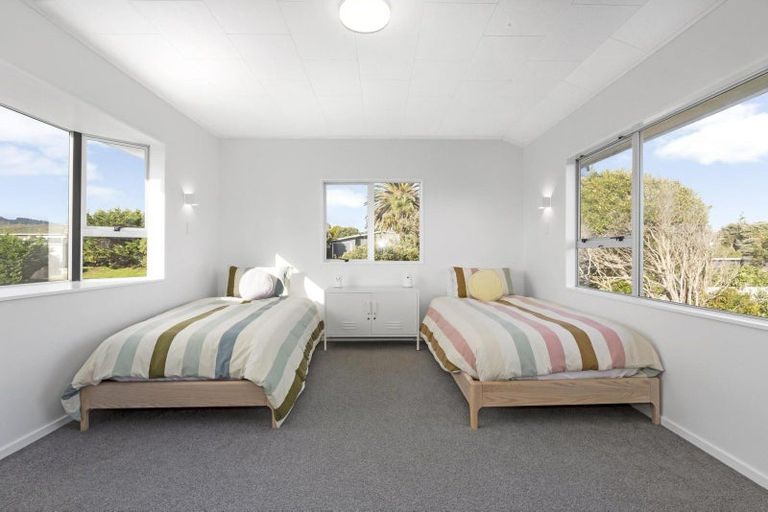 Photo of property in 1 Goldie Place, Waikanae Beach, Waikanae, 5036