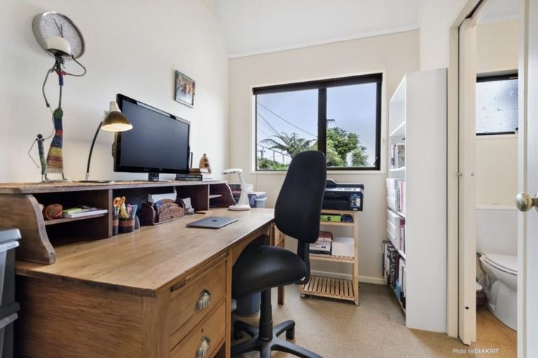 Photo of property in 16 Garden Road, Northland, Wellington, 6012