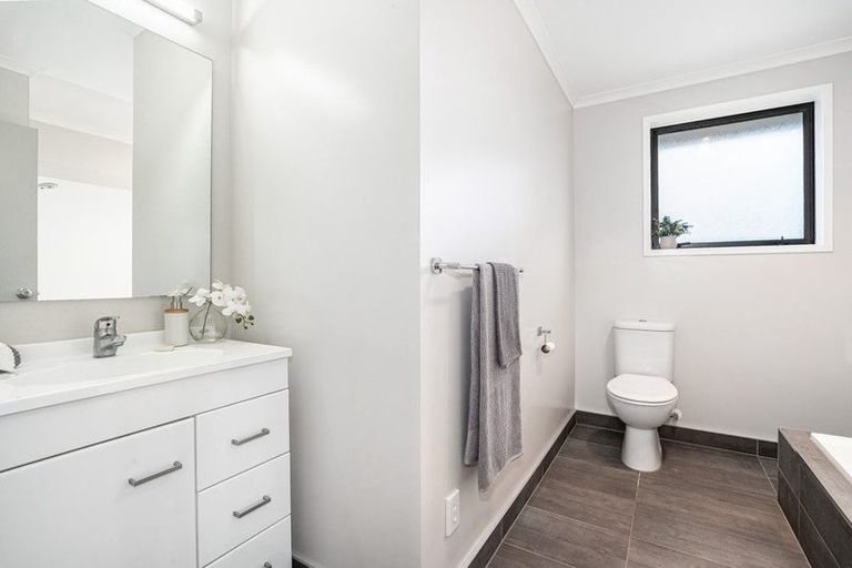 Photo of property in 1 Cirrus Close, Newlands, Wellington, 6037