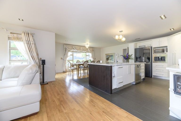 Photo of property in 1 Stow Place, Henderson, Auckland, 0612