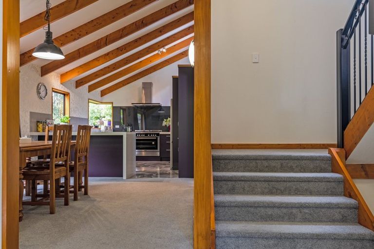 Photo of property in 28 Springdale Grove, Fitzherbert, Palmerston North, 4410