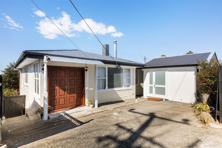 Photo of property in 321 Glenfield Road, Glenfield, Auckland, 0629