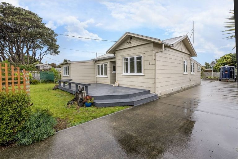 Photo of property in 9 Manuka Street, Otaki Beach, Otaki, 5512