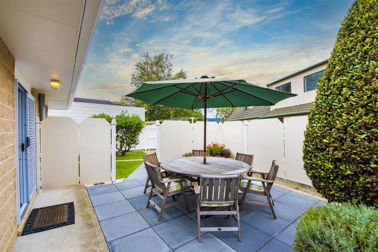 Photo of property in 2 Aitchison Place, Levin, 5510