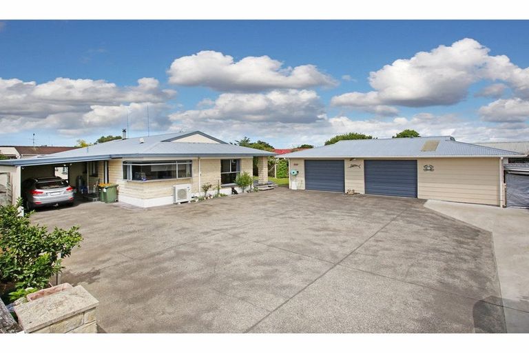 Photo of property in 48 Edgewater Parade, Waiuku, 2123