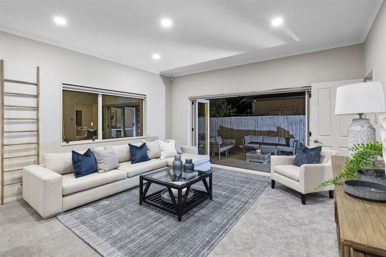 Photo of property in 12 Lakeridge Close, Northcross, Auckland, 0632