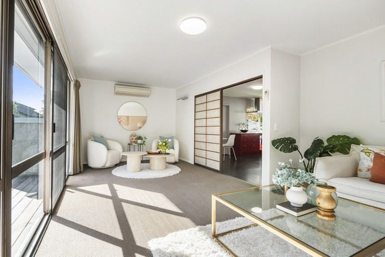 Photo of property in 2/5 Hanlon Crescent, Narrow Neck, Auckland, 0624