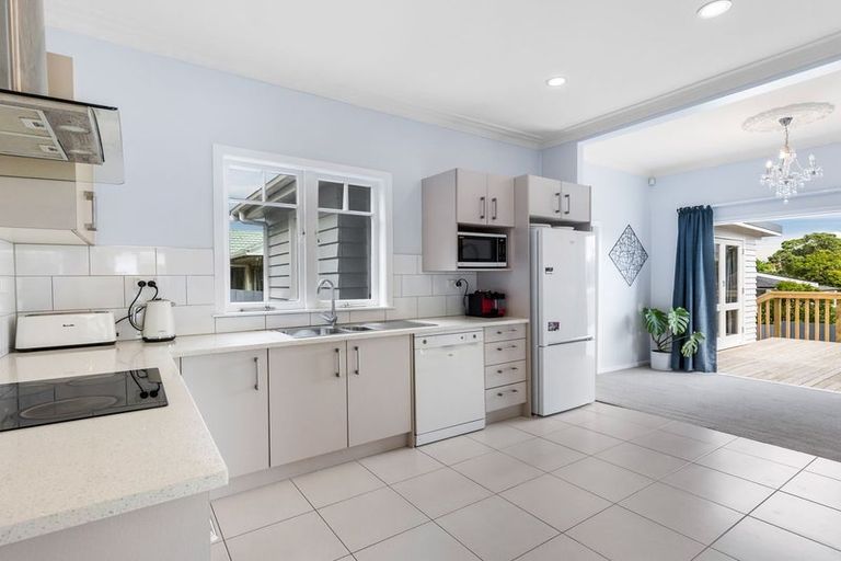 Photo of property in 11 Craigbank Avenue, New Lynn, Auckland, 0600
