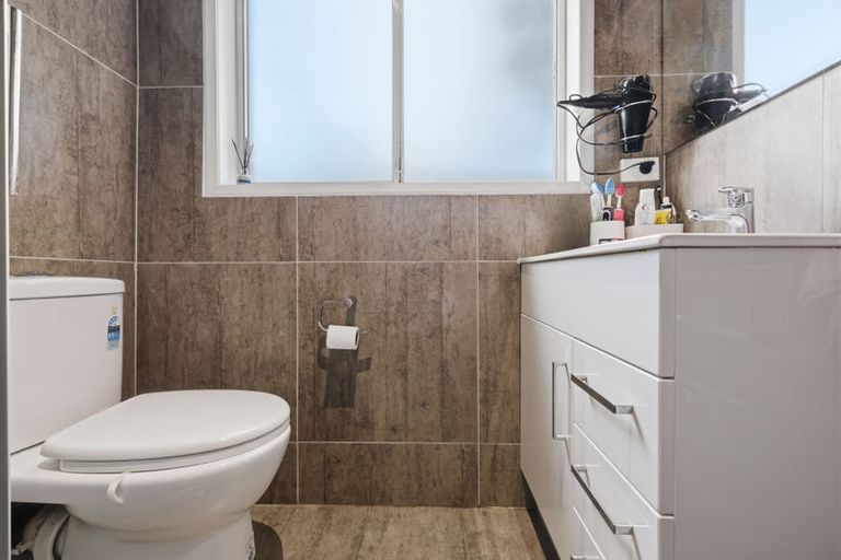 Photo of property in 1/57 Chartwell Avenue, Glenfield, Auckland, 0629