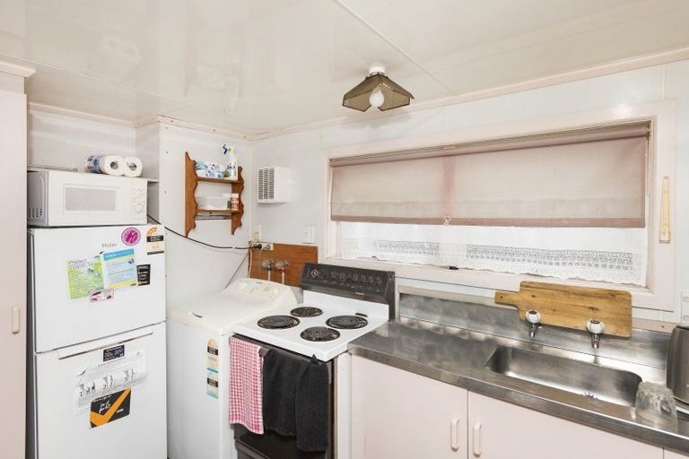 Photo of property in Orange Grove Flats, 2/549 Childers Road, Te Hapara, Gisborne, 4010