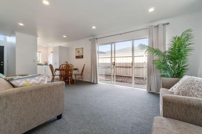 Photo of property in 1/16 Vinograd Drive, Te Atatu Peninsula, Auckland, 0610