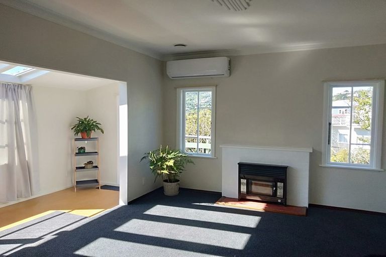 Photo of property in 18 Trelissick Crescent, Ngaio, Wellington, 6035