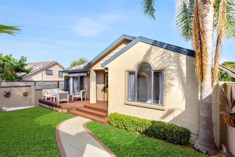 Photo of property in 1/22 Lagoon Way, West Harbour, Auckland, 0618