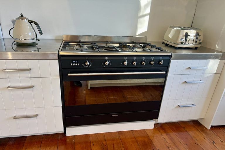 Photo of property in 2 Brassey Street, Waverley, 4510