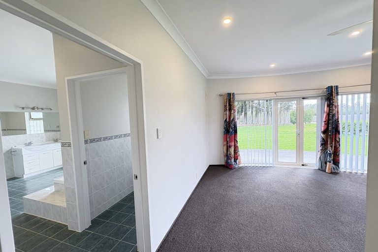 Photo of property in 154 Boord Crescent, Kumeu, 0891