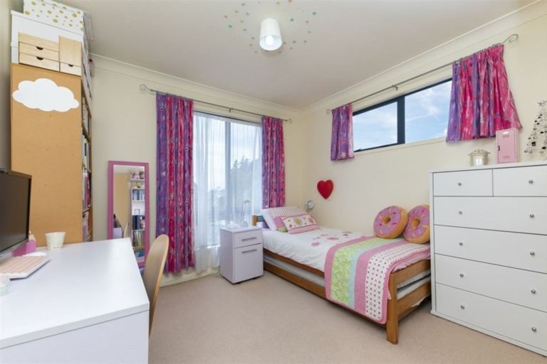 Photo of property in 2 Berkshire Terrace, Massey, Auckland, 0614