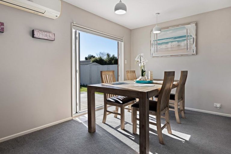 Photo of property in 21 La Perouse Place, Northcote, Christchurch, 8052