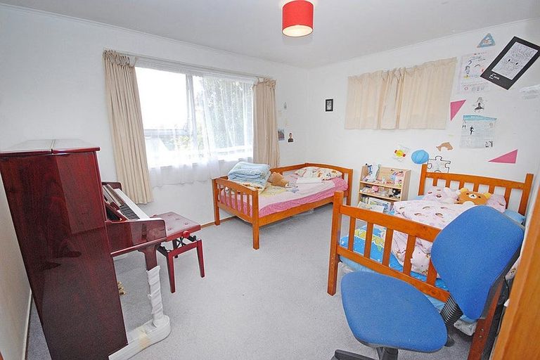 Photo of property in 25 Trias Road, Totara Vale, Auckland, 0629